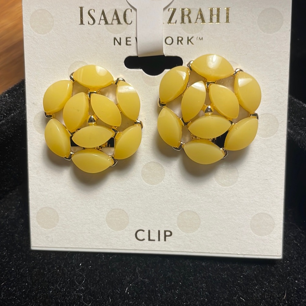 1 inch in diameter poppy yellow flower inspired clip earrings. Very cute!